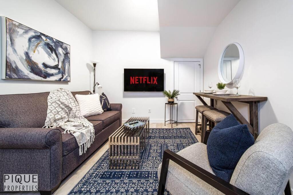 *New* Modern Suite King Bed! Netflix! Sleeps 4! Edmonton Exterior photo