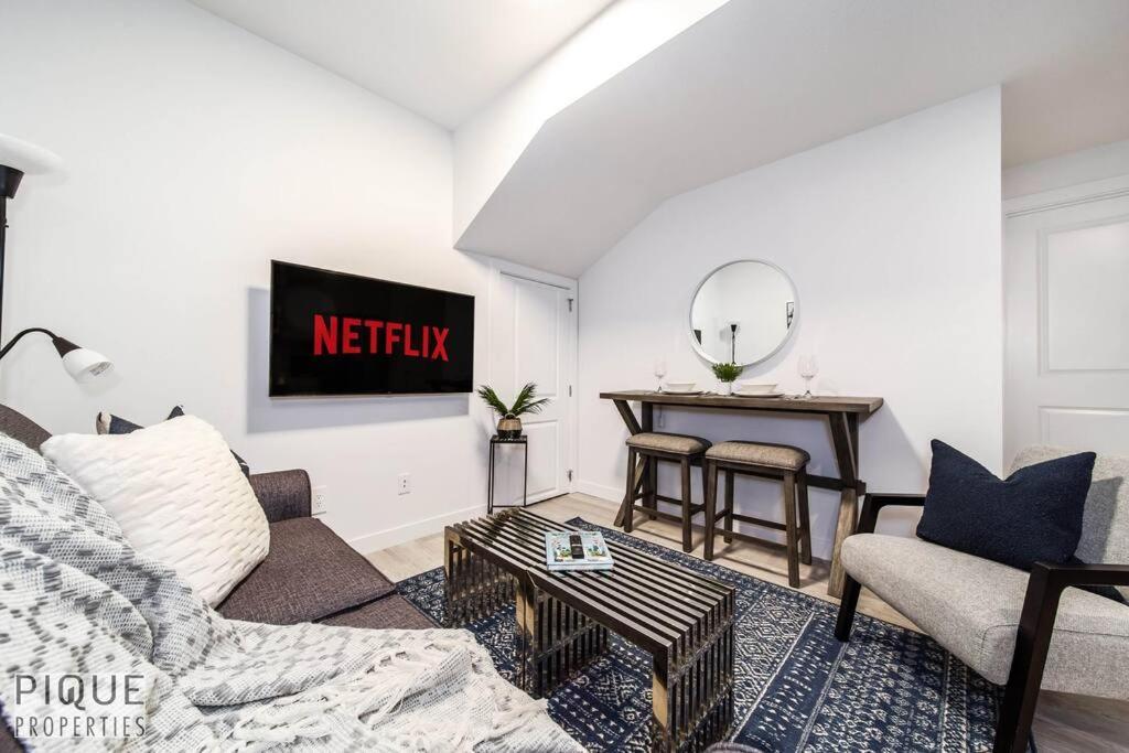 *New* Modern Suite King Bed! Netflix! Sleeps 4! Edmonton Exterior photo